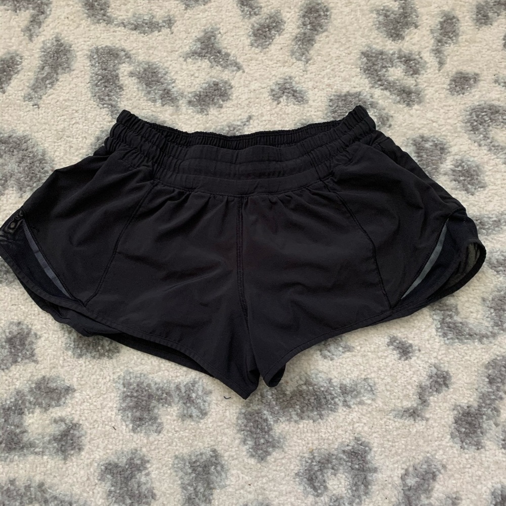 lululemon hotty hot shorts 2.5